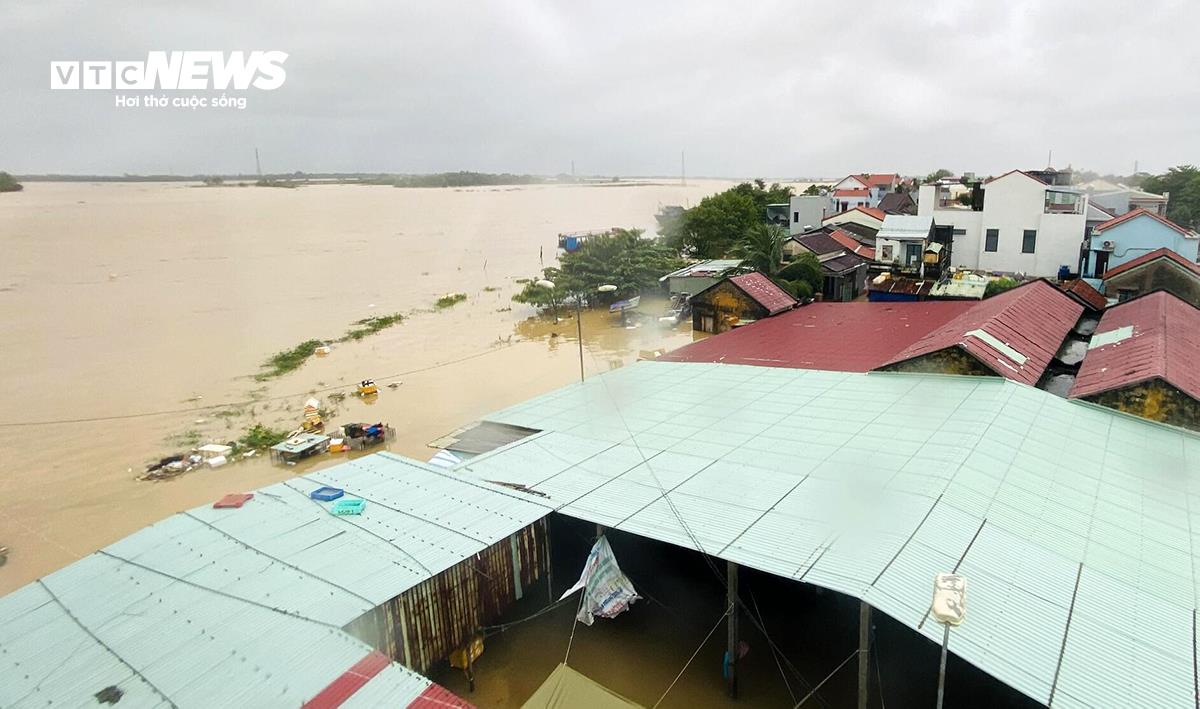 So sánh Tình hình Lũ: Huế và Đà Nẵng chạm đỉnh nguy hiểm, Quảng Ngãi bắt đầu xuống nhưng vẫn trên BĐ3 lu lich su hue da nang 21551407 - So sánh Tình hình Lũ: Huế và Đà Nẵng chạm đỉnh nguy hiểm, Quảng Ngãi bắt đầu xuống nhưng vẫn trên BĐ3